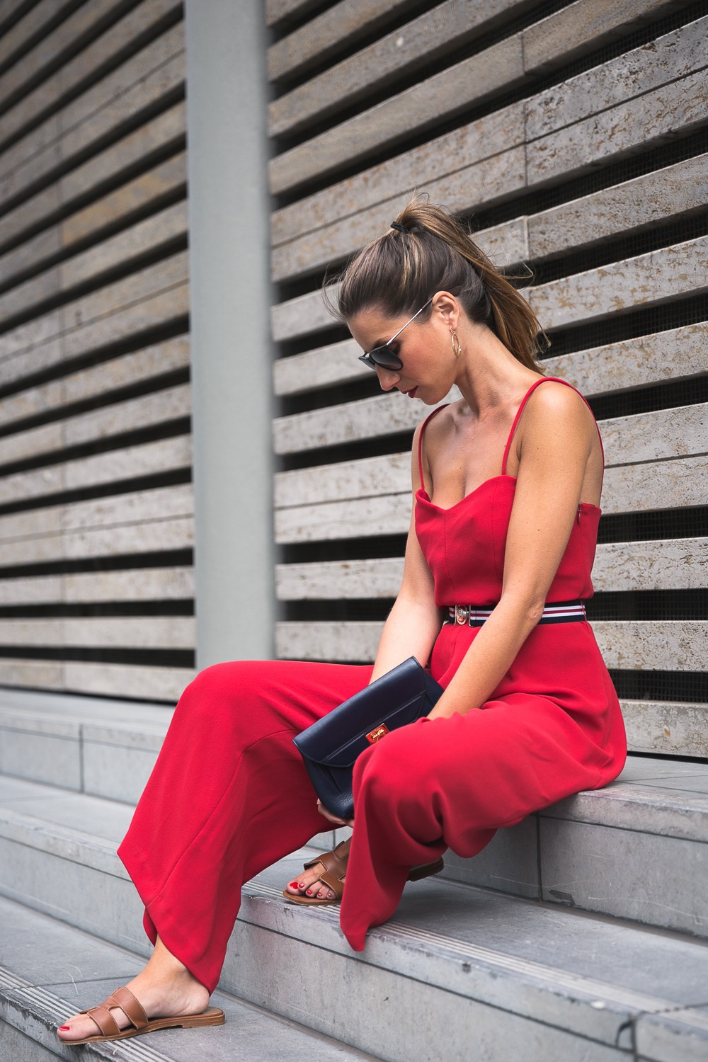 red-jumpsuit-claudie-pierlot-summer-look-onesie-overall-fashionblogs-outfit-inspiration-veja-du-4-von-11.jpg