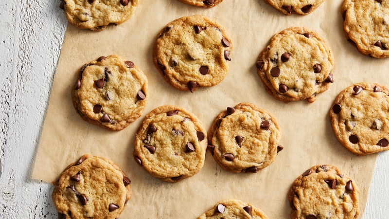 EASY CHOCOLATE CHIP COOKIES