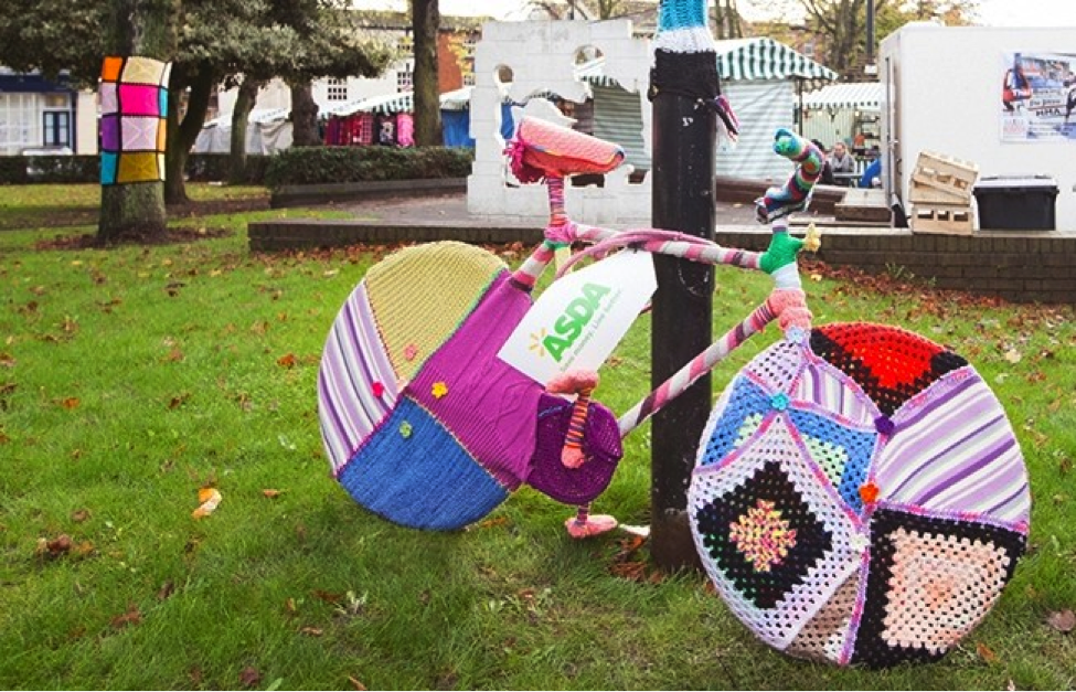 Ejemplo de acción de marketing de guerrilla, Yarn Bombing