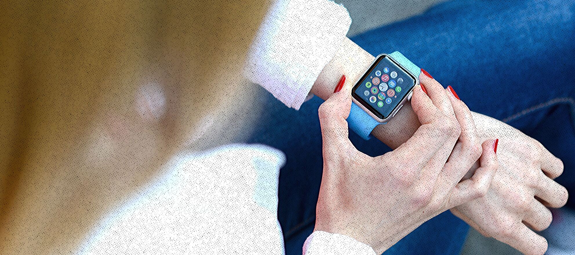 В час будет удобно. Apple watch 7. Умные часы на руке. Смарт часы на руке девушки. Смарт часы женские на руке.